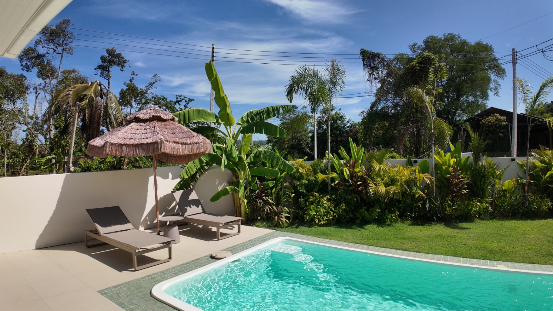 Tropical exterior overview of Villa Reina in daylight