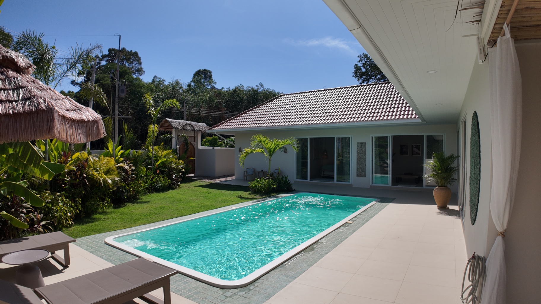 Pool and exterior overview of Villa Reina in Koh Samui