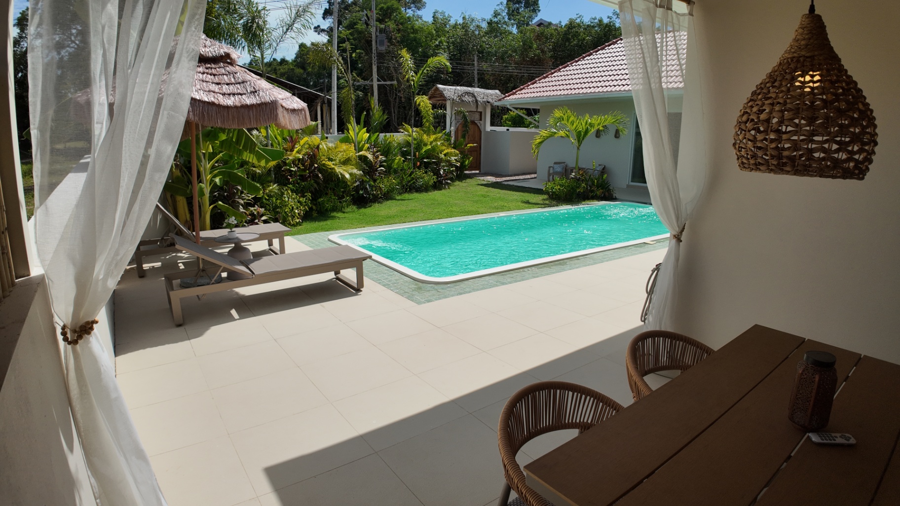 Open-air dining corner at Villa Reina