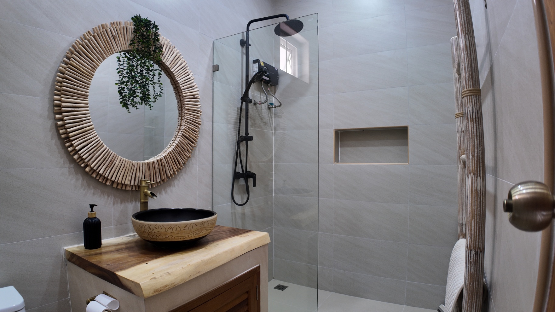 Bedroom two en-suite shower room at Villa Reina