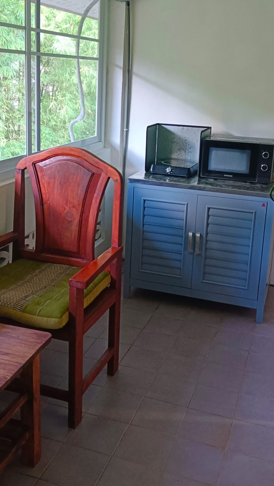 Jungle view room kitchenette with microwave and hob