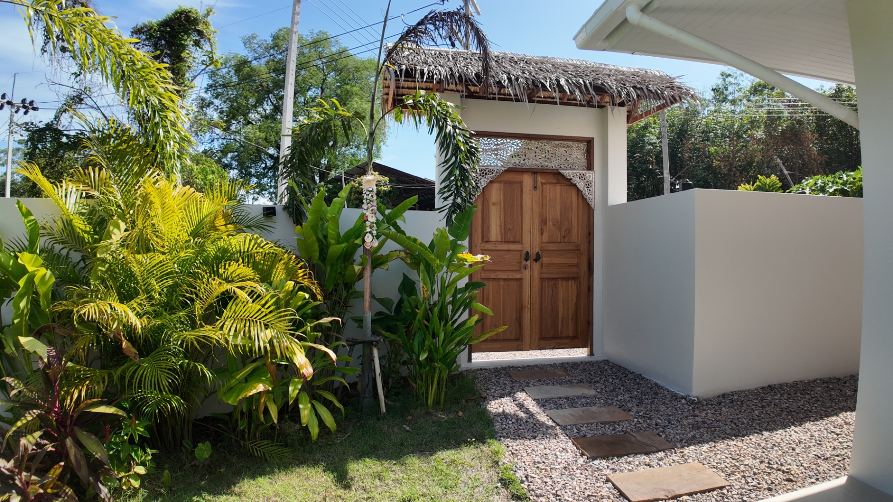 Entrance gate and approach into Villa Reina