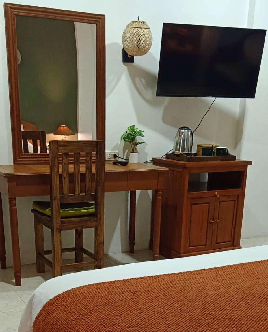 Room with desk, mirror, TV and kettle