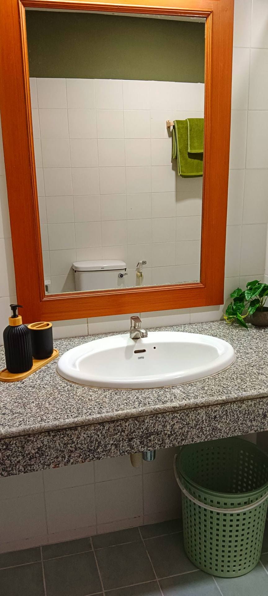 En-suite bathroom with granite vanity and mirror