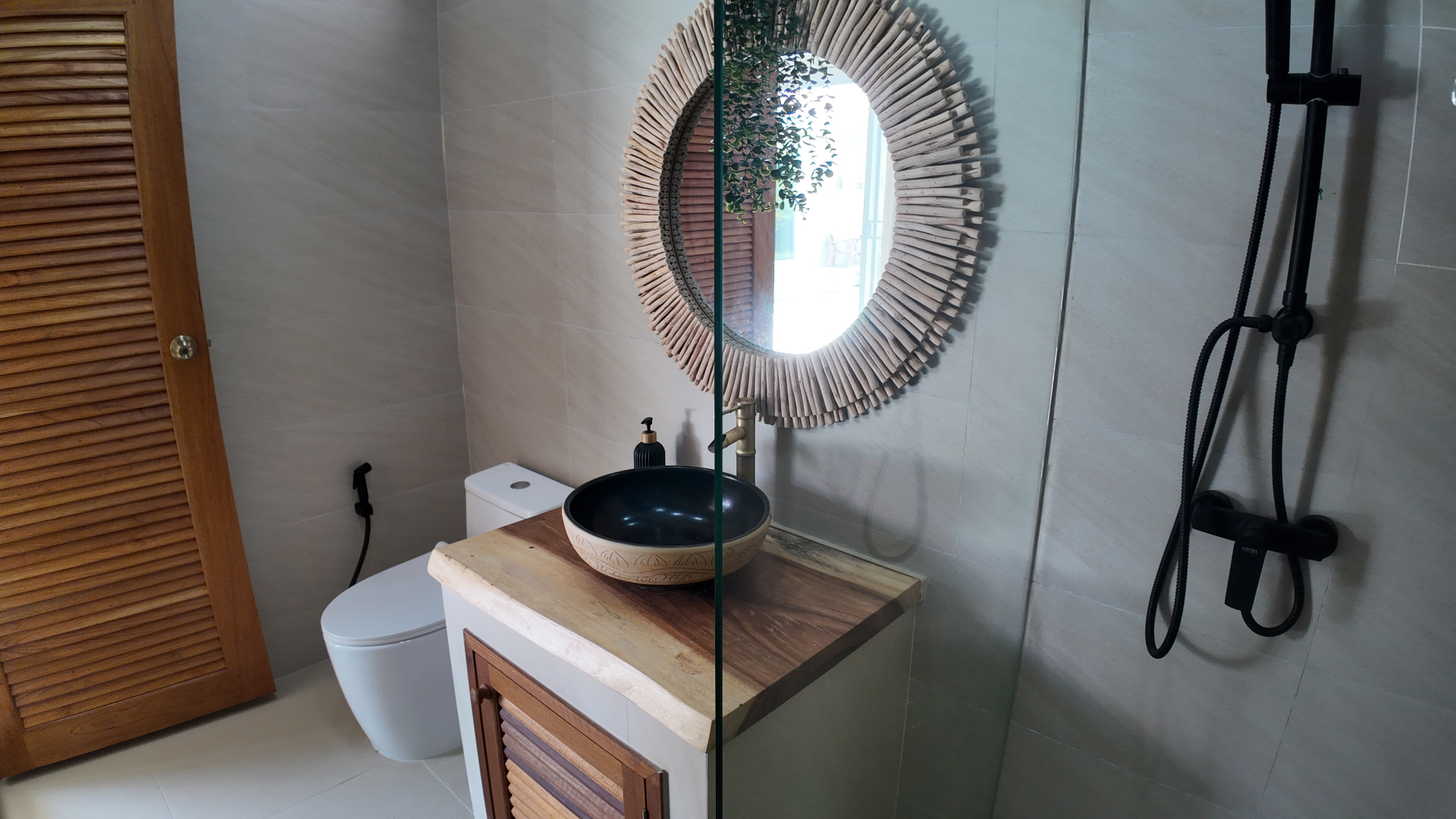Alternate view of the second en-suite bathroom at Villa Reina