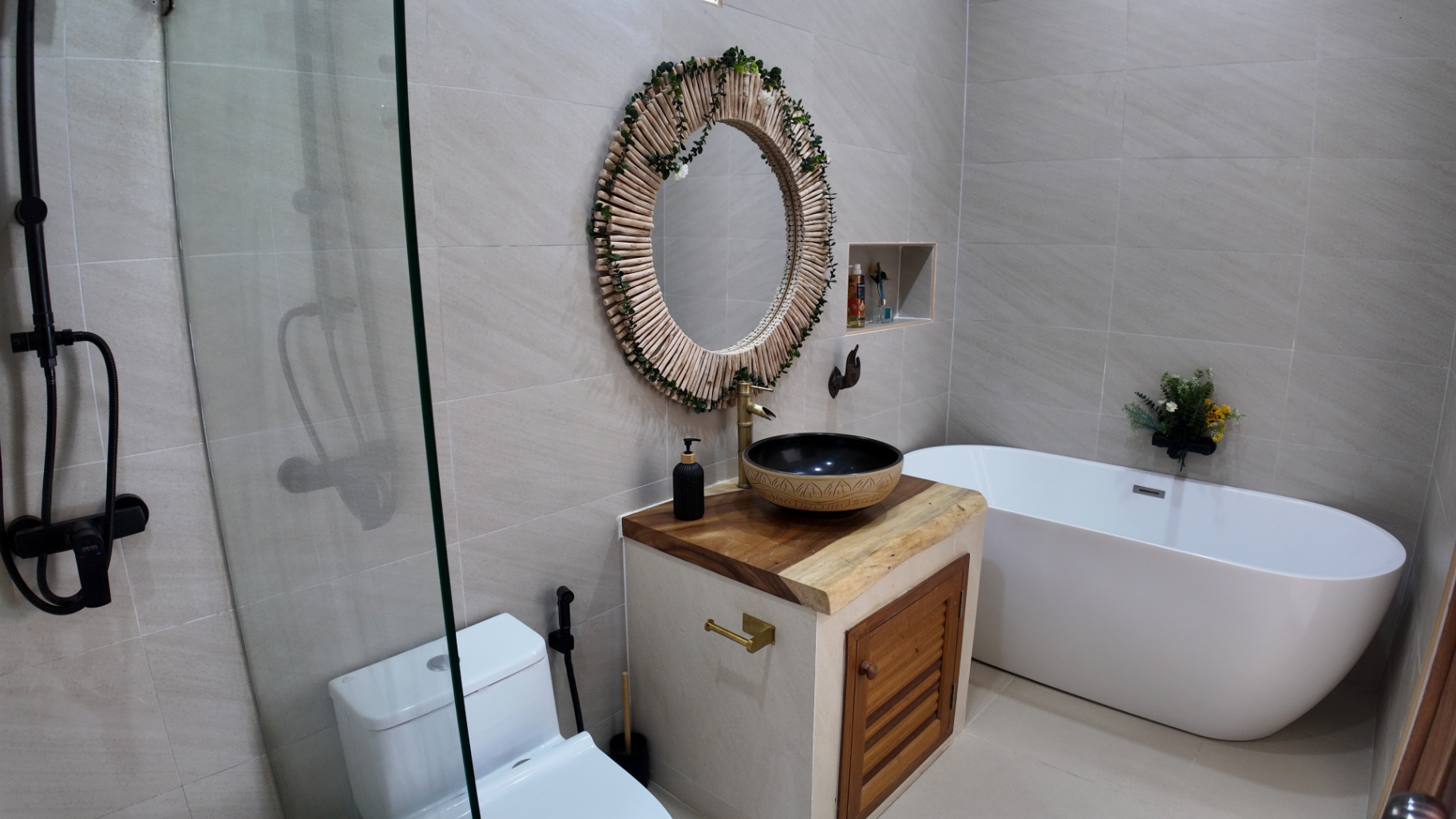 Bathtub in one of the en-suite bathrooms at Villa Reina
