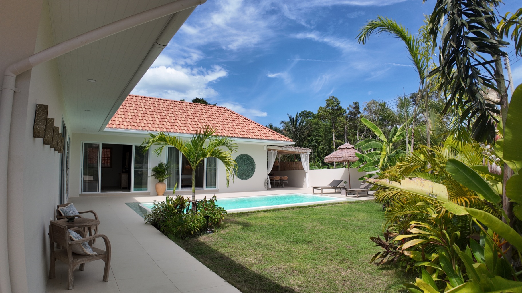 Villa Reina exterior and surrounding tropical space