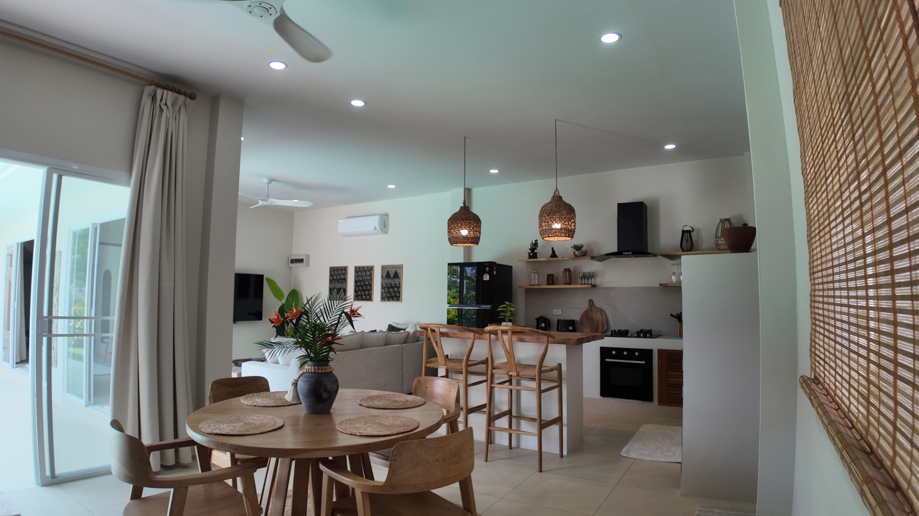 Dining space and interior details at Villa Reina