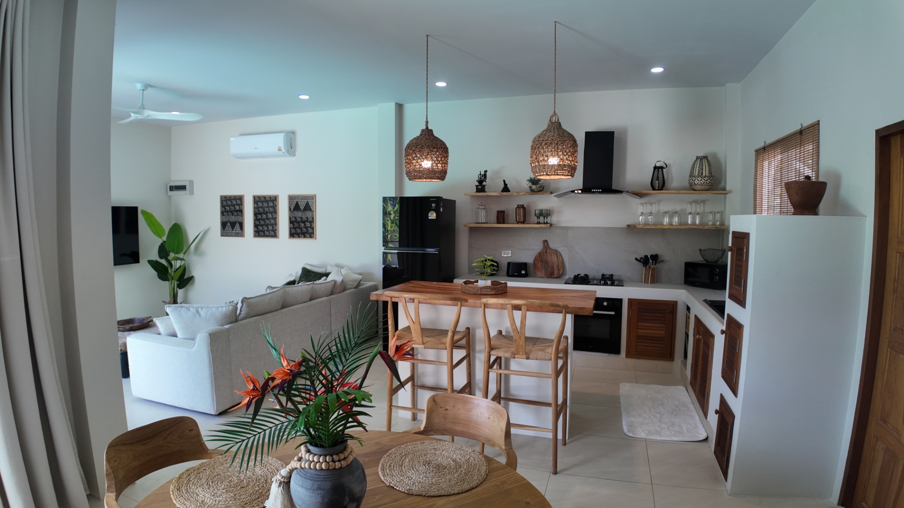Main living space and lounge overview at Villa Reina